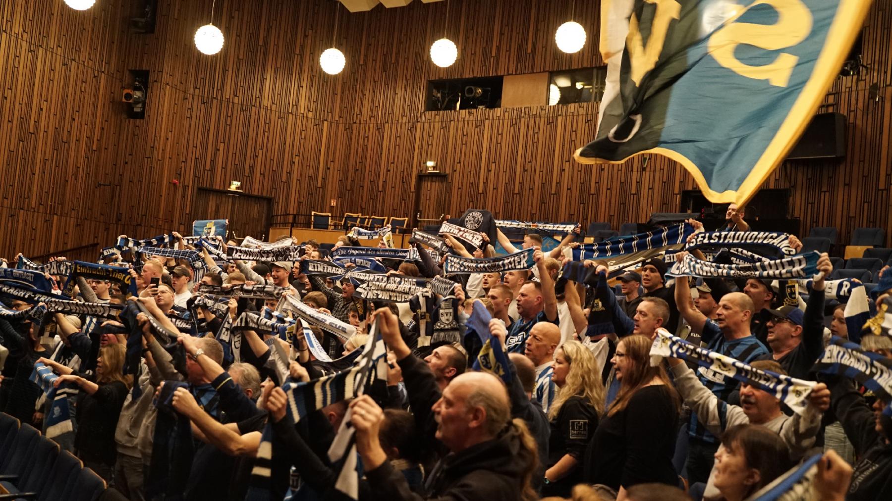 Fans singen Eintracht-Hymne