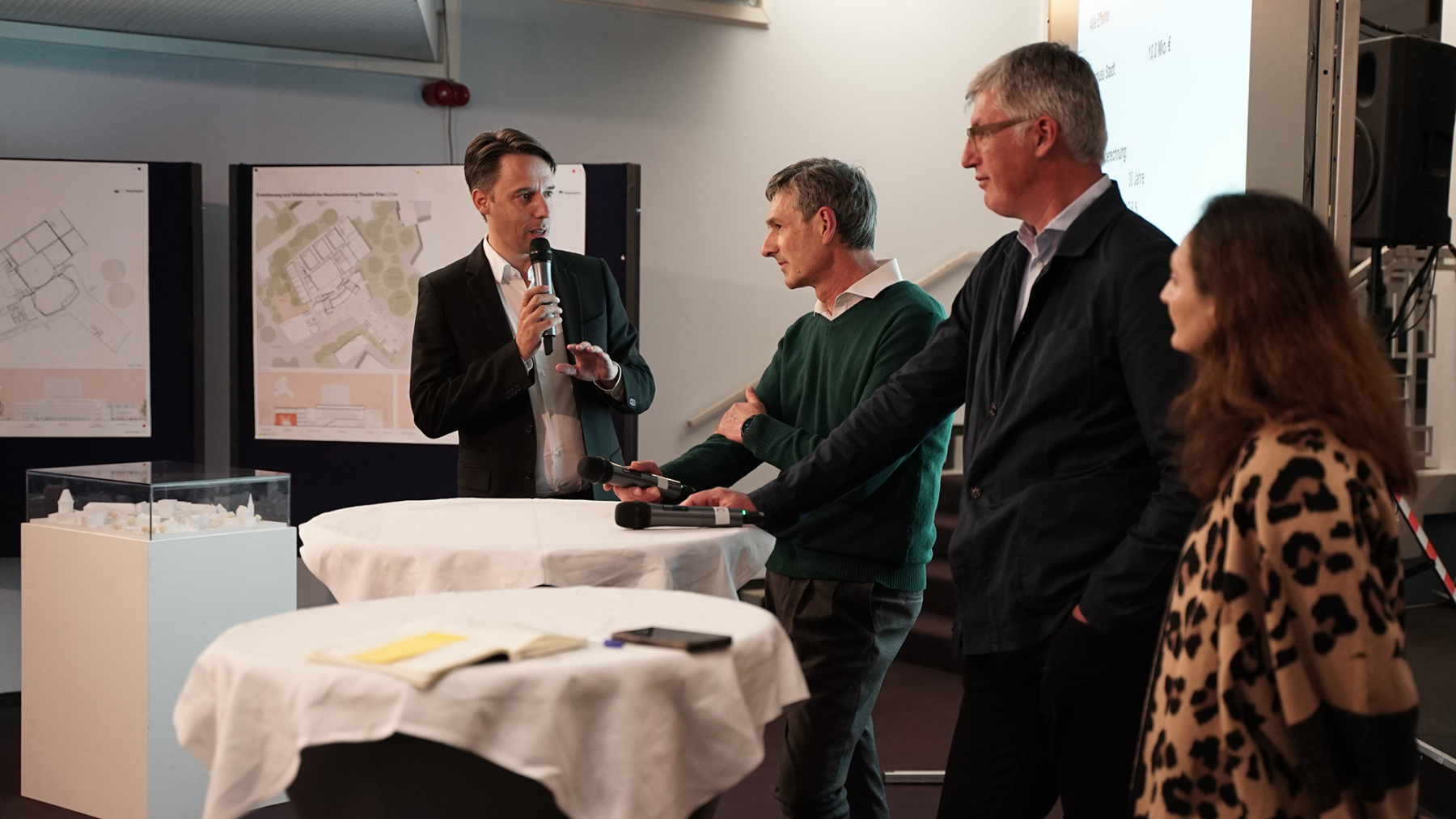 Theater Talk mit Intendant Lajos Wenzel, Prof. Dr. Georg Müller-Fürstenberger, Regionalökonom an der Uni Trier, Jan Glockauer von der TRIWO AG und Monika Tonkaboni vom Hotel Blesius Garten