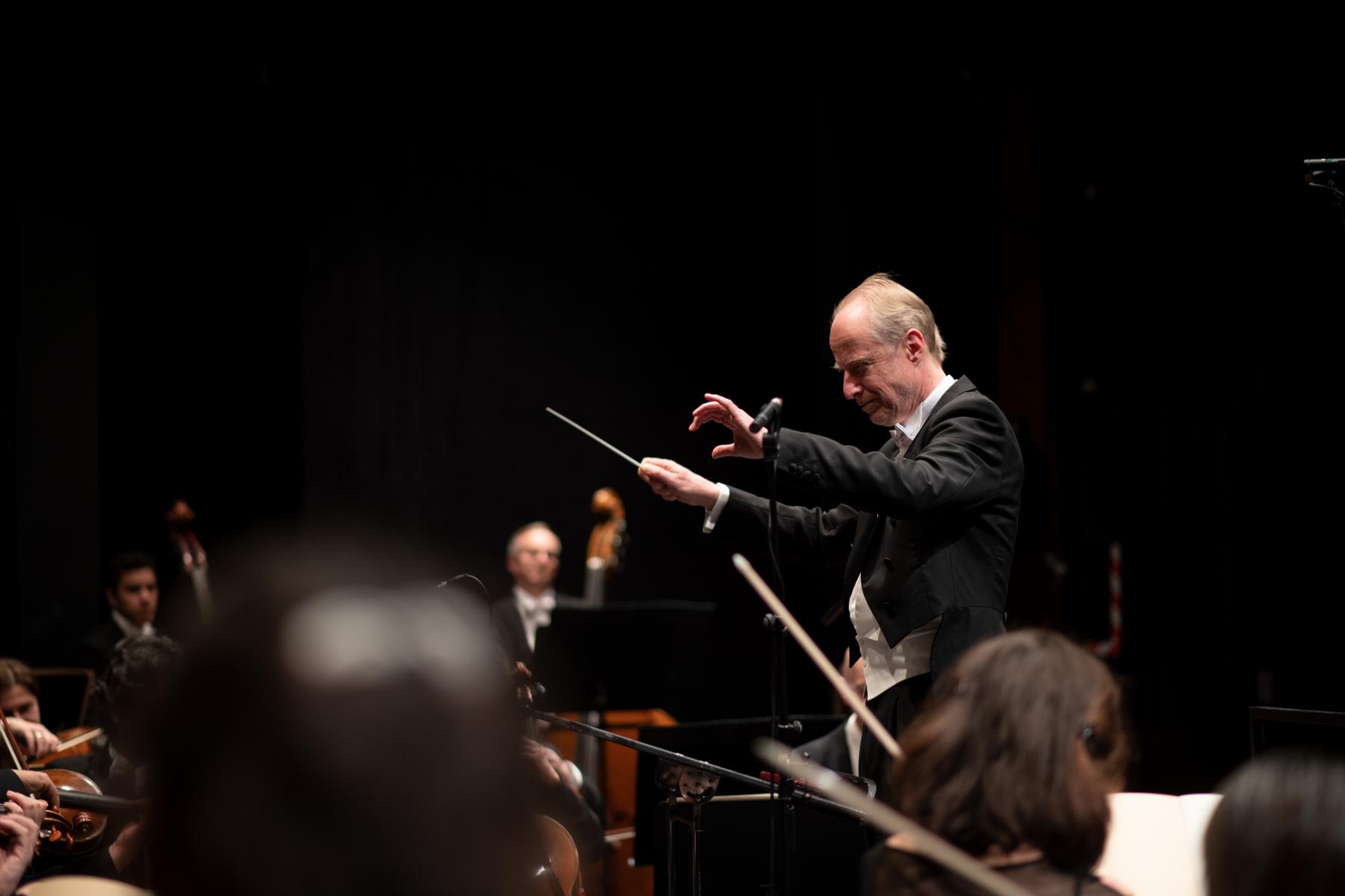 GMD Jochem Hochstenbach dirigiert das Philharmonische Orchester der Stadt Trier.